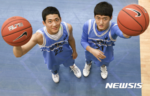 【서울=뉴시스】최진석 기자 = 8일 오후 서울 서대문구 연세대 신촌캠퍼스 체육관에서 용산고 여준형(오른쪽), 용산중 여준석 형제가 뉴시스와 인터뷰를 하며 포즈를 취하고 있다. 2017.11.13. myjs@newsis.com