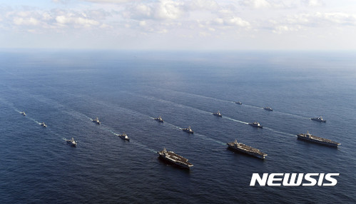 【서울=뉴시스】12일 동해상에서 한미 해군이 연합 훈련을 하고 있다. 이날 훈련에는 한국 해군의 세종대왕함 등 6척이, 미 해군은 항공모함 3척을 포함해 총 9척이 참가했다.&nbsp; 양국 해군은 14일까지 동해상에서 미 해군은 항모 3척과 이지스함 11척, 우리 해군은 7척(이지스구축함 2척 포함)의 함정이 연합훈련을 실시할 예정이다. 미 해군 항공모함은 첫번째열 좌측부터 니미츠함(CVN-68), 로널드레이건함(CVN-76), 루즈벨트함(CVN-71). 두번째열 제일 왼쪽이 우리 해군 이지스구축함 서애류성룡함(DDG-993), 제일 오른쪽이 세종대왕함(DDG-991). 2017.11.12. (사진=해군본부 제공) photo@newsis.com