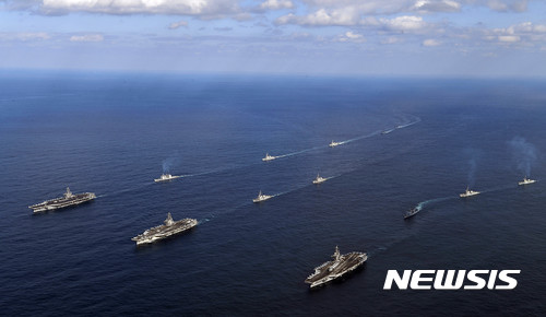 【서울=뉴시스】12일 동해상에서 한미 해군이 연합 훈련을 하고 있다. 이날 훈련에는 한국 해군의 세종대왕함 등 6척이, 미 해군은 항공모함 3척을 포함해 총 9척이 참가했다. 양국 해군은 14일까지 동해상에서 미 해군은 항모 3척과 이지스함 11척, 우리 해군은 7척(이지스구축함 2척 포함)의 함정이 연합훈련을 실시할 예정이다. 미 해군 항공모함은 좌측상단부터 니미츠함(CVN-68), 로널드레이건함(CVN-76), 루즈벨트함(CVN-71). 2017.11.12. (사진=해군본부 제공)photo@newsis.com