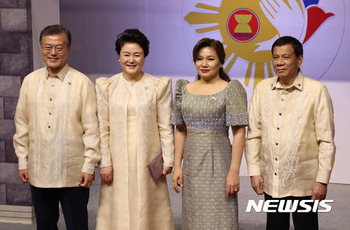 【마닐라(필리핀)=뉴시스】전진환 기자 = 문재인 대통령이 부인 김정숙 여사와 12일 오후(현지시간) 필리핀 마닐라 몰오브아시아 SMX 컨벤션센터에서 열린 ASEAN 50주년 기념 갈라만찬에 참석해 두테르테 필리핀 대통령 부부와 기념촬영을 하고 있다. 2017.11.12. amin2@newsis.com