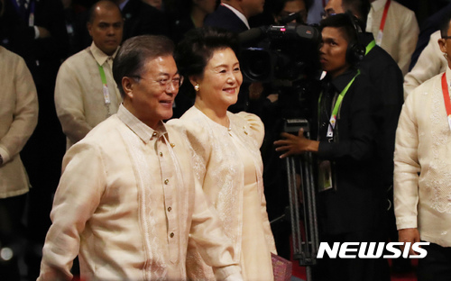 【마닐라(필리핀)=뉴시스】전진환 기자 = 문재인 대통령이 부인 김정숙 여사와 12일 오후(현지시간) 필리핀 마닐라 몰오브아시아 SMX 컨벤션센터에서 열린 ASEAN 50주년 기념 갈라만찬에 참석하고 있다. 2017.11.12. amin2@newsis.com