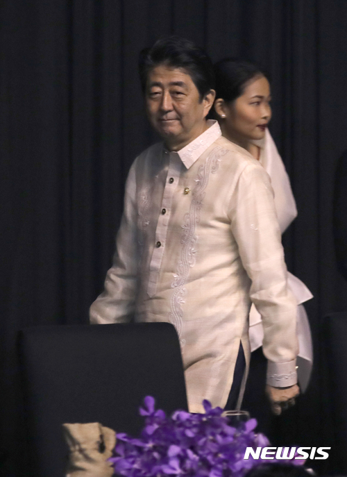 【마닐라(필리핀)=뉴시스】 전진환 기자 = 아베 일본 총리가 12일 오후(현지시간) 필리핀 마닐라 몰오브아시아 SMX 컨벤션센터에서 열린 ASEAN 50주년 기념 갈라만찬에 참석하고 있다. 2017.11.12.&nbsp; amin2@newsis.com 