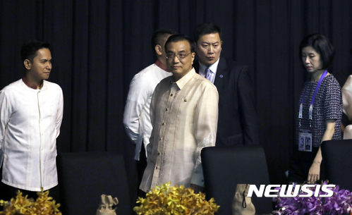 【마닐라(필리핀)=뉴시스】 전진환 기자 = 리커창 중국 총리가 12일 오후(현지시간) 필리핀 마닐라 몰오브아시아 SMX 컨벤션센터에서 열린 ASEAN 50주년 기념 갈라만찬에 참석하고 있다. 2017.11.12. amin2@newsis.com