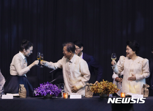【마닐라(필리핀)=뉴시스】전진환 기자 = 문재인 대통령이 12일 오후(현지시각) 필리핀 마닐라 몰오브아시아 SMX 컨벤션센터에서 열린 ASEAN 50주년 기념 갈라만찬에 참석, 재신더 아던 뉴질랜드 총리와 건배하고 있다. 2017.11.12.&nbsp; amin2@newsis.com 
