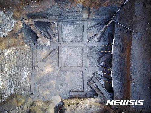 【천안=뉴시스】이종익 기자 = 충남 천안시는 향토사학계가 백제 첫 도읍지로 비정하는 천안시 직산읍 일원의 '천안 성거산 위례성(충남도 기념물 제148호)'에서 국내에서 확인된 방형 목곽고 중 가장 큰 '목곽고(木槨庫·목재로 만든 지하 저장시설)'가 확인됐다고 13일 밝혔다. 이번에 확인된 목곽고는 축조 연대가 백제시대로, 평면 방형의 형태로 구성된 가로 550㎝, 세로 545㎝, 깊이 약 180㎝ 규모다. 2017.11.13. (사진=천안시 제공) photo@newsis.com