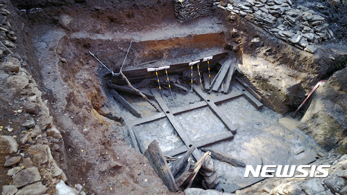  【천안=뉴시스】이종익 기자 = 충남 천안시는 향토사학계가 백제 첫 도읍지로 비정하는 천안시 직산읍 일원의 '천안 성거산 위례성(충남도 기념물 제148호)'에서 국내에서 확인된 방형 목곽고 중 가장 큰 '목곽고(木槨庫·목재로 만든 지하 저장시설)'가 확인됐다고 13일 밝혔다.&nbsp; 이번에 확인된 목곽고는 축조 연대가 백제시대로, 평면 방형의 형태로 구성된 가로 550㎝, 세로 545㎝, 깊이 약 180㎝ 규모다.&nbsp; 2017.11.13. (사진=천안시 제공) photo@newsis.com 