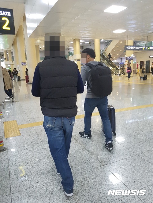 【제주=뉴시스】조수진 기자 = 지난 12일 오후 제주국제공항 1층 도착장 입구 근처에서 렌터카 호객 행위자(왼쪽)가 관광객(오른쪽)에게 불법 호객을 시도하고 있다. 2017.11.12. susie@newsis.com