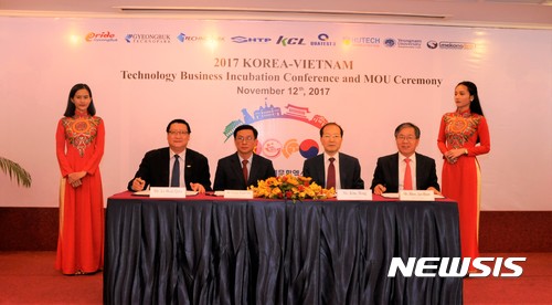 【경산=뉴시스】 김덕용 기자 = 경북테크노파크(원장 이재훈)는 지난 12일 베트남 호찌민시에서 한국건설생활환경시험연구원(KCL)과 함께 사이공하이테크파크(SHTP), 베트남품질보증시험원(QUATEST 3)과 '기술기업 육성을 위한 다자간 업무협약'을 체결했다고 13일 발표했다. 2017. 11. 13. (사진=경북테크노파크 제공) photo@newsis.com