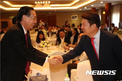 【대구=뉴시스】정창오 기자 = 자료사진. 대구시는 19일 베트남에서도 경제성장이 가장 높은 지역인 ‘박린성’과 경제 전반에 대한 상호협력 MOU를 체결하고 베트남 북부 진출의 교두보를 마련했다. 사진은 지난해 11월 13일 베트남 호찌민에 위치한 렉스 호텔 컨퍼런스홀에서 개최된 대구시-호찌민 비즈니스포럼에서 권영진 대구시장과 레 탄 리엠 호찌민부시장이 인사를 나누는 모습이다. 뉴시스DB. 2018.09.19.&nbsp; photo@newsis.com
