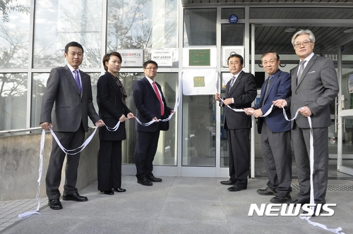 【부산=뉴시스】 하경민 기자 = 신라대와 이우공상기술대학은 13일 양 대학의 주요 보직자들이 참석한 가운데 창업관련 교류 프로그램 확대 방안 등에 관해 협의한 이후 대학 내  마린바이오산업화지원센터에서 창업실습기지 현판식을 개최했다고 밝혔다. 2017.11.13. (사진=신라대 제공)yulnetphoto@newsis.com