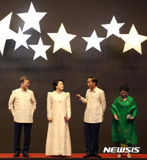 【마닐라(필리핀)=뉴시스】전진환 기자 = 문재인 대통령이 부인 김정숙 여사와 12일 오후(현지시각) 필리핀 마닐라 몰오브아시아 SMX 컨벤션센터에서 열린 ASEAN 50주년 기념 갈라만찬에 참석, 인도네시아 조코 위도도 대통령과 대화하고 있다. 2017.11.12.&nbsp; amin2@newsis.com 