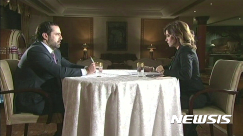 【퓨처TV·AP/뉴시스】사드 알하리리 레바논 총리(왼쪽)가 12일(현지시간) 사우디아라비아 리야드에서 레바논 방송사인 퓨처TV 진행자와 인터뷰하고 있다. 하리리 총리는 사우디의 강요가 아니라 자신의 자유의지로 사퇴를 결심했다고 주장했다. 사진은 방송화면을 캡쳐한 것이다. 2017.11.07 