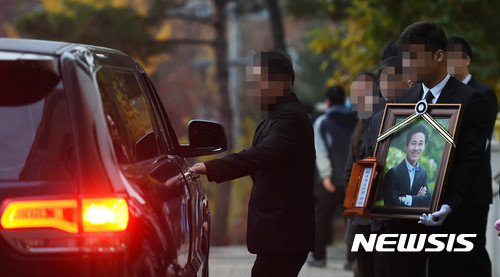 【안산=뉴시스】이정선 기자 = 세월호 참사 희생자 단원고 고창석 교사의 발인이 엄수된 13일 오전 경기 안산 단원고등학교에서 유가족이 영정사진을 든 채 운구차량에 탑승하고 있다. 참사 발생 3년 7개월 만에 영면하는 고 고창석 교사는 사고 당시 마지막까지 제자들의 탈출을 돕다 참변을 당했다. 2017.11.13. ppljs@newsis.com