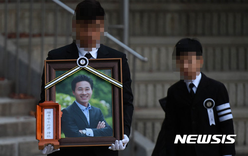 【안산=뉴시스】이정선 기자 = 세월호 참사 희생자 단원고 고창석 교사의 발인이 엄수된 13일 오전 경기 안산 단원고등학교에서 유가족들이 영정사진을 든 채 운동장을 돌고 있다. 참사 발생 3년 7개월 만에 영면하는 고 고창석 교사는 사고 당시 마지막까지 제자들의 탈출을 돕다 참변을 당했다. 2017.11.13. ppljs@newsis.com