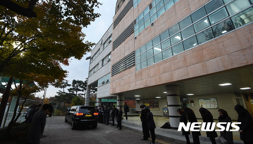 【안산=뉴시스】이정선 기자 = 세월호 참사 희생자 단원고 고창석 교사의 발인이 엄수된 13일 오전 경기 안산 단원고등학교에서 운구차량이 학교를 떠나고 있다. 참사 발생 3년 7개월 만에 영면하는 고 고창석 교사는 사고 당시 마지막까지 제자들의 탈출을 돕다 참변을 당했다. 2017.11.13. ppljs@newsis.com