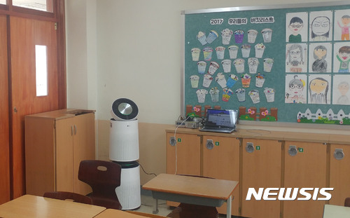 【서울=뉴시스】LG전자가 지방자치단체와 손잡고 어린이집, 유치원, 초등학교 등에 깨끗한 공기를 제공하기 위해 공기청정기를 설치하고 실내 공기질을 관리하는 시범사업에 참여한다고 13일 밝혔다.&nbsp; LG전자와 광주광역시는 이날 광주 서구 광주광역시청에서 윤장현 시장, 김병순 LG전자 전무(에어솔루션연구소장) 등이 참석한 가운데 '어린이집, 유치원, 초등학교 실내 공기질 개선 시범사업'에 대한 업무협약을 맺었다. 이번 시범사업은 중소 업체와 외부 연구기관들도 함께 참여한다.&nbsp; LG전자는 이달부터 광주광역시에 위치한 어린이집, 유치원, 초등학교 등 총 8개 학교 63개 교실에 퓨리케어 360 공기청정기를 공급할 예정이다. 2017.11.13. (사진=LG전자 제공)&nbsp; photo@newsis.com 