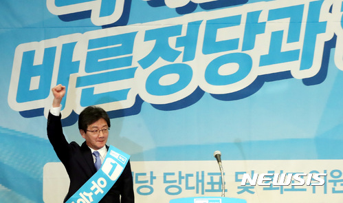 【서울=뉴시스】이영환 기자 = 13일 오전 서울 여의도 국회 헌정기념관에서 열린 바른정당 당대표 및 최고위원 지명대회에서 유승민 후보가 단상으로 오르며 포즈를 취하고 있다. 2017.11.13.&nbsp; 20hwan@newsis.com