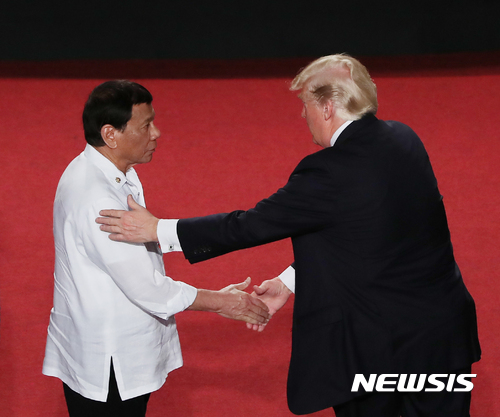 【마닐라(필리핀)=뉴시스】전진환 기자 = 로드리고 두테르테 필리핀 대통령이 13일 오전(현지시각) 필리핀 마닐라 필리핀문화센터에서 열린 제31회 동남아시아국가연합(ASEAN) 정상회의 개막식에서 개회사를 마치고 도널드 트럼프 미국 대통령과 악수하고 있다. 2017.11.13. amin2@newsis.com
