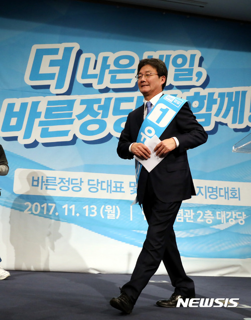 【서울=뉴시스】이영환 기자 = 13일 오전 서울 여의도 국회 헌정기념관에서 열린 바른정당 당대표 및 최고위원 지명대회에서 신임 당대표로 선출된 유승민 대표가 수락연설을 마치고 이동하고 있다. 2017.11.13.&nbsp; 20hwan@newsis.com