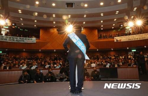 【서울=뉴시스】이영환 기자 = 13일 오전 서울 여의도 국회 헌정기념관에서 열린 바른정당 당대표 및 최고위원 지명대회에서 신임 당대표로 선출된 유승민 대표가 수락연설을 하고 있다. 2017.11.13. 20hwan@newsis.com