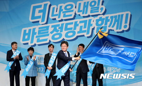 【서울=뉴시스】이영환 기자 = 13일 오전 서울 여의도 국회 헌정기념관에서 열린 바른정당 당대표 및 최고위원 지명대회에서 신임 대표에 선출된 유승민 대표가 당기를 흔들고 있다. 2017.11.13. 20hwan@newsis.com