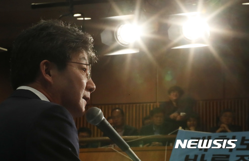 【서울=뉴시스】이영환 기자 = 13일 오전 서울 여의도 국회 헌정기념관에서 열린 바른정당 당대표 및 최고위원 지명대회에서 신임 당대표로 선출된 유승민 대표가 수락연설을 하고 있다. 2017.11.13.&nbsp; 20hwan@newsis.com