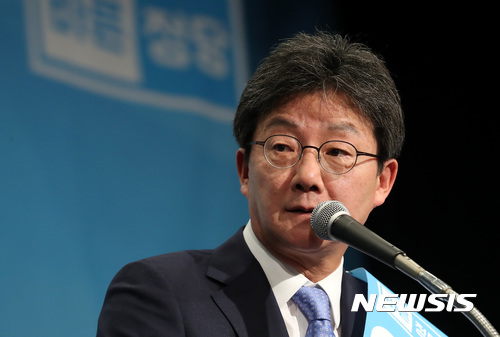 【서울=뉴시스】이영환 기자 = 13일 오전 서울 여의도 국회 헌정기념관에서 열린 바른정당 당대표 및 최고위원 지명대회에서 신임 당대표로 선출된 유승민 대표가 수락연설을 하고 있다. 2017.11.13. 20hwan@newsis.com