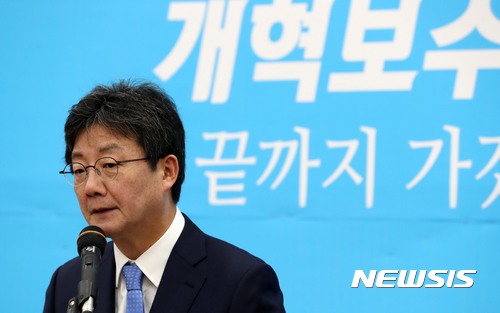 【서울=뉴시스】홍효식 기자 = 바른정당 신임 당대표로 선출된 유승민 의원이 13일 오전 서울 여의도 국회에서 기자회견을 하고 있다. 2017.11.13. yesphoto@newsis.com