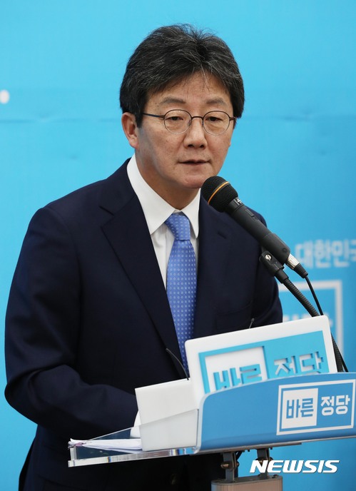 【서울=뉴시스】홍효식 기자 = 바른정당 신임 당대표로 선출된 유승민 의원이 13일 오전 서울 여의도 국회에서 기자회견을 하고 있다. 2017.11.13. yesphoto@newsis.com