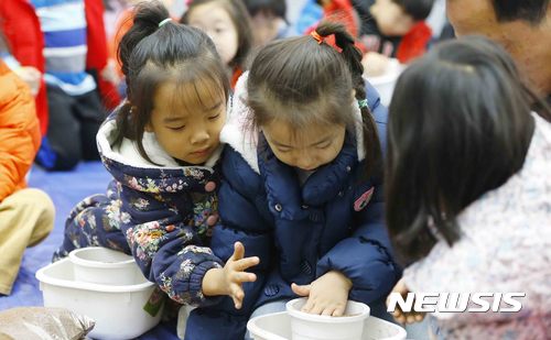 "아동수당 도입하면 출산율 2%↑…혼인 증가만큼 효과적"