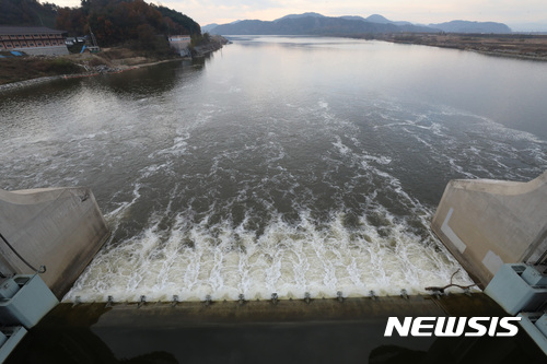 【부여=뉴시스】강종민 기자 = 정부가 수질개선과 생태계에 미치는 영향을 조사하기 위해 4대강 사업으로 만든 16개 보 중 14개 보를 단계적으로 개방하기로 한 가운데 13일 오후 충남 부여군 백제보의 수문이 열려 물이 쏟아지고 있다. 2017.11.13.&nbsp; ppkjm@newsis.com