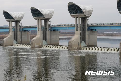【부여=뉴시스】강종민 기자 = 정부가 수질개선과 생태계에 미치는 영향을 조사하기 위해 4대강 사업으로 만든 16개 보 중 14개 보를 단계적으로 개방하기로 한 가운데 13일 오후 충남 부여군 백제보의 수문이 열려 물이 쏟아지고 있다. 2017.11.13. ppkjm@newsis.com