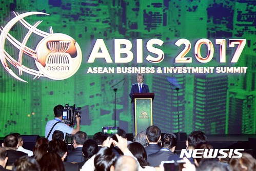 【마닐라(필리핀)=뉴시스】전진환 기자 = 문재인 대통령이 13일 오후(현지시각) 필리핀 마닐라 솔레어호텔에서 아세안 기업투자서밋(ABIS) 연설에서 한·아세안 미래공동체 구상을 밝히고 있다. 2017.11.13. amin2@newsis.com