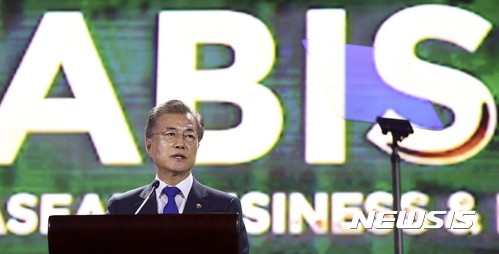 【마닐라(필리핀)=뉴시스】전진환 기자 = 문재인 대통령이 13일 오후(현지시각) 필리핀 마닐라 솔레어 호텔에서 아세안 정상회의 기간 중에 개최된 아세안 기업투자서밋(ABIS)에 특별연설자로 참석해 우리 정부의 한-아세안 협력 비전으로 '한-아세안 미래공동체 구상'을 발표하고 있다. 2017.11.13.&nbsp; amin2@newsis.com