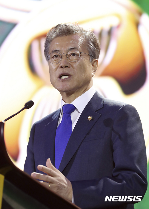 【마닐라(필리핀)=뉴시스】전진환 기자 = 문재인 대통령이 13일 오후(현지시각) 필리핀 마닐라 솔레어 호텔에서 아세안 정상회의 기간 중에 개최된 아세안 기업투자서밋(ABIS)에 특별연설자로 참석해 우리 정부의 한-아세안 협력 비전으로 '한-아세안 미래공동체 구상'을 발표하고 있다. 2017.11.13.&nbsp; amin2@newsis.com