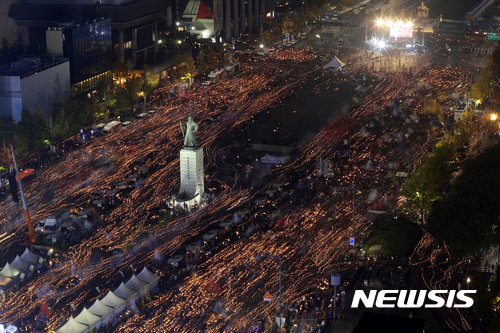 【서울=뉴시스】조수정 기자 = 정병혁의 '광장'展. '촛불시대'. (사진=정병혁 사진가 제공.사진은 이 기사 외 사용을 불허합니다). photo@newsis.com