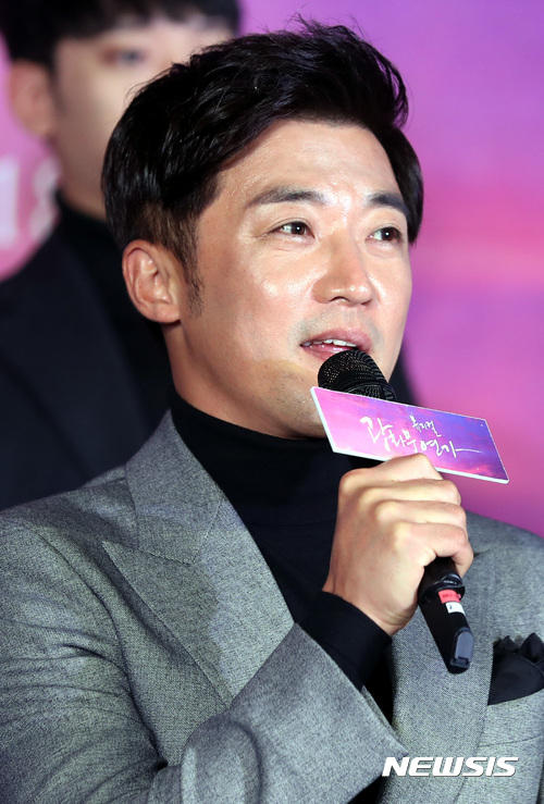 【서울=뉴시스】조성봉 기자 = 배우 안재욱이 13일 오후 서울 종로구 세종문화회관 세종홀에서 열린 뮤지컬 ‘광화문연가’ 제작발표회에서 인사말을 하고 있다. 뮤지컬 ‘광화문연가’는 작곡가 고 이영훈의 명곡들로 재구성한 뮤지컬로 안재욱, 이건명, 이경준, 정성화,차지연 허도영, 인피니트 김성규, 피에스타 린지 등이 출연한다.2017.11.13.&nbsp; suncho21@newsis.com