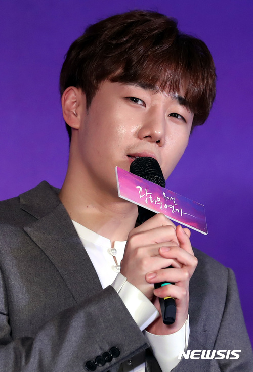 【서울=뉴시스】조성봉 기자 = 배우 김성규가 13일 오후 서울 종로구 세종문화회관 세종홀에서 열린 뮤지컬 ‘광화문연가’ 제작발표회에서 인사말을 하고 있다.뮤지컬 ‘광화문연가’는 작곡가 고 이영훈의 명곡들로 재구성한 뮤지컬로 안재욱, 이건명, 이경준, 정성화,차지연 허도영, 인피니트 김성규, 피에스타 린지 등이 출연한다.2017.11.13. suncho21@newsis.com