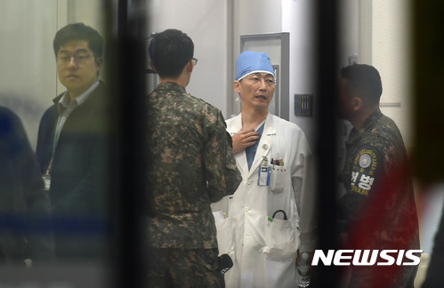 【수원=뉴시스】이정선 기자 = 13일 오후 판문점 공동경비구역(JSA) 지역으로 한 북한 군인이 귀순, 경기 수원 아주대학교병원 경기남부 권역외상센터로 이송 된 것으로 알려진 가운데 이국종 센터장이 군 관계자와 대화하고 있다.해당 북한군은 귀순 과정에서 북한군의 총격을 받고 부상한 상태로 긴급 후송되었다.&nbsp; 2017.11.13. ppljs@newsis.com