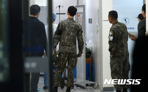 【수원=뉴시스】이정선 기자 = 13일 오후 판문점 공동경비구역(JSA) 지역으로 한 북한 군인이 귀순, 경기 수원 아주대학교병원 경기남부 권역외상센터로 이송 된 것으로 알려진 가운데 병원 및 군 관계자들이 외상소생실 앞에 서 있다.해당 북한군은 귀순 과정에서 북한군의 총격을 받고 부상한 상태로 긴급 후송되었다.  2017.11.13. ppljs@newsis.com