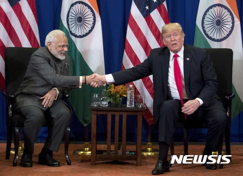 【마닐라=AP/뉴시스】2017년 제31회 동남아시아국가연합(ASEAN) 정상회의 참석차 필리핀을 방문 중인 도널드 트럼프 미국 대통령과 나렌드라 모디 인도 총리가 양자 정상회담을 개최하는 도중 악수하고 있다. 트럼프 대통령은 지난달 31일(현지시간) 성명을 통해 "6월5일부터 인도의 개발도상국 특혜관세 혜택을 끝내겠다"고 발표했다. 모디 총리는 미국의 결정에 유감을 표하며 대국민 성명을 통해 "국가차원의 이익"을 약속했다. 2019.06.01