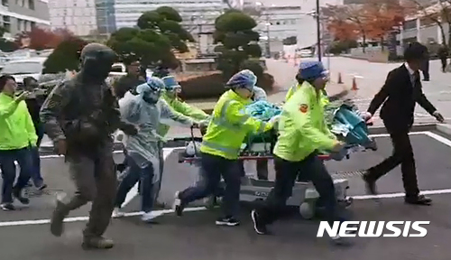  【서울=뉴시스】13일 판문점 공동경비구역(JSA) 북측 초소에서 귀순한 북한군 하급전사(병사)가 경기 수원시 아주대학교병원 경기남부 권역외상센터로 이송되고 있다. 이날 귀순한 북한군 병사는 귀순 과정에서 총격을 받고 팔꿈치, 어깨 등에 부상을 입었다. 2017.11.13. (사진=독자 제공)&nbsp; photo@newsis.com 