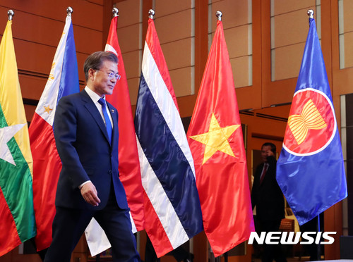 【마닐라(필리핀)=뉴시스】전진환 기자 = 문재인 대통령이 13일 오후(현지시각) 제19차 한-동남아시아국가연합(ASEAN) 정상회담이 열린 필리핀 마닐라 국제컨벤션센터로 입장하고 있다. 2017.11.13.&nbsp;&nbsp; amin2@newsis.com