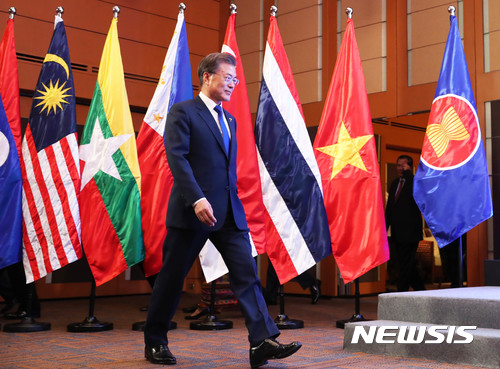 【마닐라(필리핀)=뉴시스】전진환 기자 = 문재인 대통령이 13일 오후(현지시각) 제19차 한-동남아시아국가연합(ASEAN) 정상회담이 열린 필리핀 마닐라 국제컨벤션센터로 입장하고 있다. 2017.11.13. amin2@newsis.com