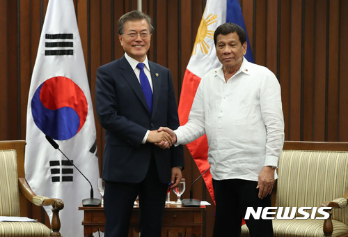 【서울=뉴시스】문재인 대통령은 4일 청와대에서 로드리고 두테르테 필리핀 대통령과 취임 두번째 정상회담을 갖는다. 두 정상은 국방·방위산업을 중심으로 양국 협력 방안을 논의할 예정이다. 사진은 지난해 11월 13일 문 대통령과 로드리고 두테르테 필리핀 대통령이 필리핀 마닐라 국제컨벤션센터에서 정상회담을 하기에 앞서 악수하는 모습이다. 문 대통령은 아세안 정상회의 참석을 계기로 필리핀을 방문했었다. (사진=뉴시스 자료사진) 2018.06.04. photo@newsis.com