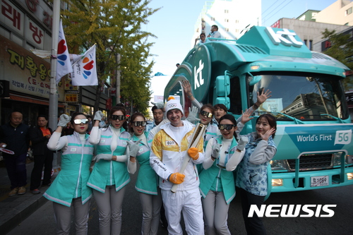 KT, 비정상회담 출연자와 성화봉송