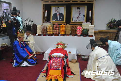 【구미=뉴시스】박홍식 기자 = 고(故) 박정희 전 대통령 탄생 100주년 숭모제가 14일 오전 경북 구미 상모사곡동 박정희대통령 생가 추모관에서 열렸다. 남유진 구미시장이 박정희 대통령과 육영수 여사 영정 앞에서 절을 하고 있다. 2017.11.14 phs6431@newsis.com