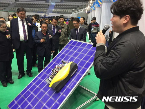 【천안=뉴시스】이종익 기자 = 충남 천안의 코리아텍(총장 김기영)은 메카트로닉스공학부 학생들로 구성된 로봇연구동아리 ‘가제트(GADGET)’가 제19회 한국지능로봇경진대회에서 지능로봇부문 최우수상을 수상했다고 14일 밝혔다. 태양광 패널 무인 유지보수 로봇 ‘썬돌이’는 경사진 태양광 패널 표면에 부착돼 자율적으로 이동하고, 무인으로 유지보수 작업을 진행한다. 2017.11.14. (사진=코리아텍 제공) photo@newsis.com