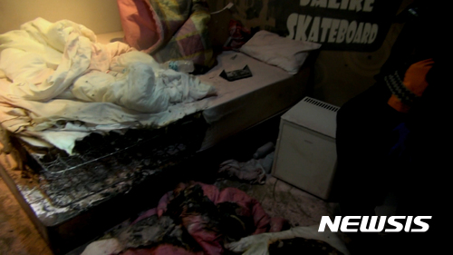 【포천=뉴시스】이경환 기자 = 14일 0시30분께 경기 포천시의 5층짜리 모텔 5층 객실에서 불이 나 10여분 만에 꺼졌다. 이 불로 투숙객 A씨(44)씨가 연기를 마셔 병원으로 옮겨졌으며 4~5층 투숙객 20여명이 대피하는 소동이 빚어졌다. 2017.11.14.(사진=포천소방서 제공) lkh@newsis.com