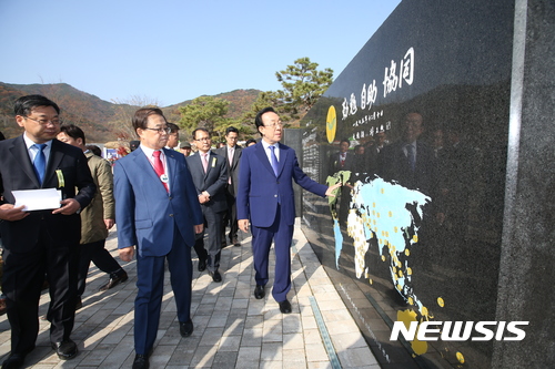 【구미=뉴시스】박홍식 기자 = 남유진 구미시장이 14일 경북 구미 박정희대통령 생가 기념공원에서 열린 '박정희 대통령 탄생 100주년 기념식'에 앞서 김관용 경북도지사와 기념공원을 둘러보고 있다. 2017.11.14 phs6431@newsis.com